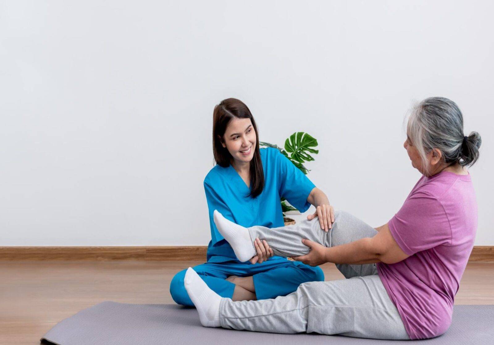 physical-therapist-asian-woman-doing-leg-physiotherapy-elderly-woman-treat-osteoarthritis (1) physical-therapist-asian-woman-doing-leg-physiotherapy-elderly-woman-treat-osteoarthritis